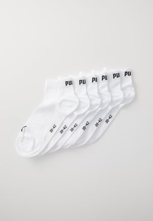 Sechs Paare weiße Baumwollknöchelsocken mit schwarzem Text am Bündchen und Größenangaben 39-42 in Schwarz.