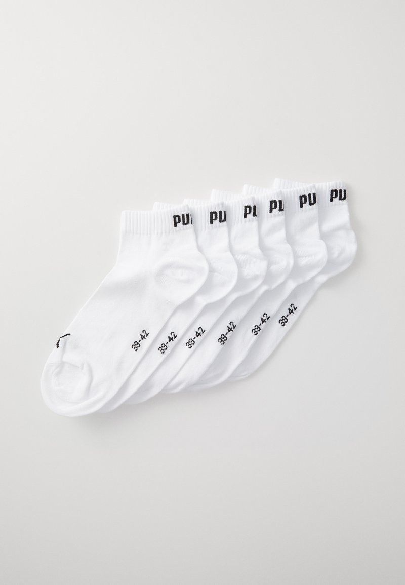 Seis pares de calcetines de tobillo blancos de algodón, con texto negro en el puño y marcas de tamaño 39-42 en negro.