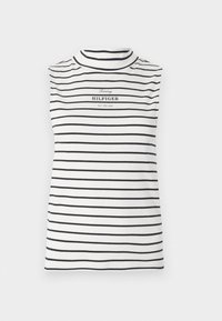 Balta be rankovių palaidinė su juodomis horizontalėmis juostelėmis. Yra aukštas kaklas ir logotipas centre su užrašu "Tommy HILFIGER" ir "Est. 1985."