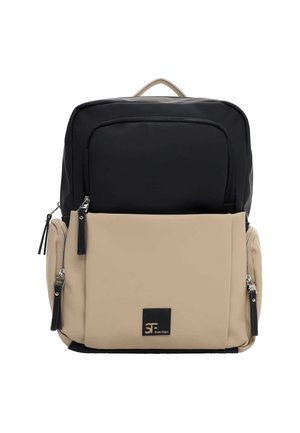 Sac à dos bicolore avec une partie supérieure noire et une partie inférieure beige, doté de fermetures éclair argentées, d'une poignée supérieure et d'un patch logo à l'avant.