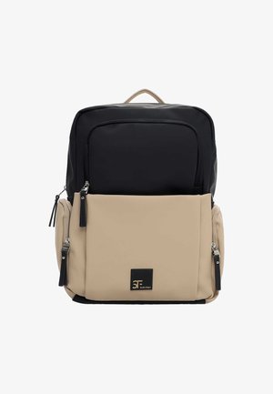 Zweifarbiger Rucksack mit einem schwarzen oberen Abschnitt und einem beigen unteren Abschnitt, ausgestattet mit silbernen Reißverschlüssen, einem oberen Griff und einem Logo-Patch auf der Vorderseite.