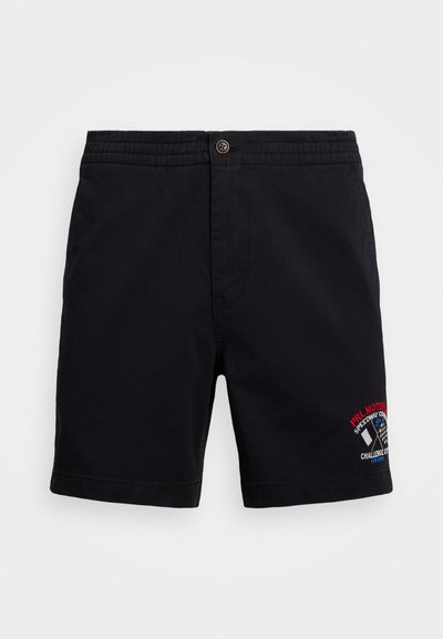 Schwarze Shorts aus gewebtem Stoff mit elastischem Bund und Knopfverschluss. Verfügt über ein gesticktes Logo-Detail am rechten Bein.