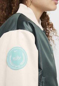 Nike Sportswear VARSITY STAR - Chaquetas bomber - vintage green light bone