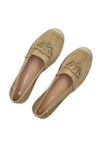 Beige suède instappers met een decoratief geborduurd ontwerp, een espadrille jute-stijl zool en een gladde binnenvoering.