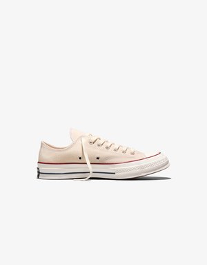 Nizka bela platnena superga z belim gumijastim kapico na prstih, belimi čipkami ter rdečimi in modrimi črtami na srednjem podplatu, stranski pogled na belem ozadju.