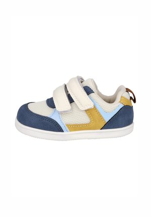 Zapatilla infantil con paneles en azul, amarillo y blanco, dos correas blancas de velcro y suela blanca sobre un fondo blanco.