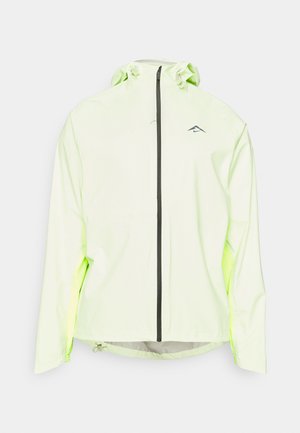 Lichtgroene waterdichte jas met capuchon, vooraan met rits en zwarte accenten. Bevat een logo op de borst en elastische manchetten.