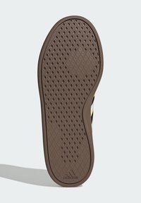 Smeđa guma đon sa dijamantnim uzorkom i teksturiranim gripom. Ima suptilan branding blizu pete. Ivici su zakrivljene i podignute.