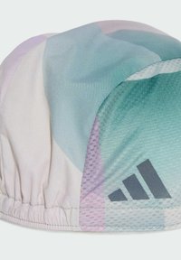 Barevná kšiltovka vyrobená z měkké, lehké tkaniny s geometrickým vzorem v odstínech zelené, fialové a krémové; zahrnuje šedé logo Adidas.