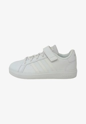 Baskets blanches en matériau synthétique, avec une texture lisse, des lacets, une sangle Velcro et trois rayures parallèles sur le côté.