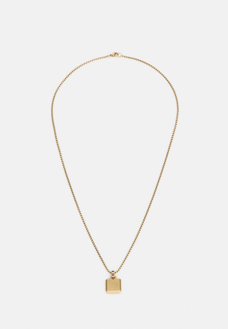 Collier en chaîne dorée avec un pendentif carré à texture lisse et un accent coloré près du fermoir.