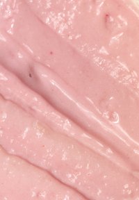 Slät, krämig konsistens med en blek rosa färg, som har subtila variationer och en glansig yta. Små fläckar syns genom hela.