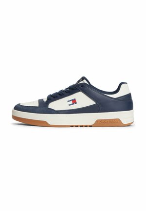 Niedrig geschnittener Sneaker mit marineblauen und weißen Einsätzen, Gummisohle, marineblauen Schnürsenkeln und Tommy Jeans Logo an der Seite und der Sohle.