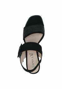 Sandal in suede nero con cinturino testurizzato, punta aperta e fibbia regolabile alla caviglia. Fodera interna liscia, suola piatta.
