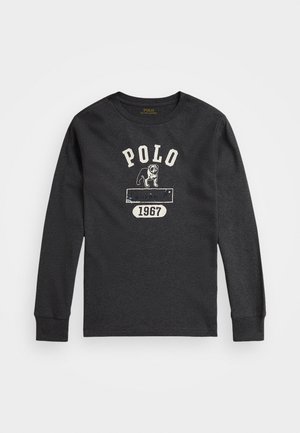 Ciemnoszara koszula z długim rękawem z napisem "POLO", grafiką buldoga i "1967" nadrukowanymi na środku przodu.