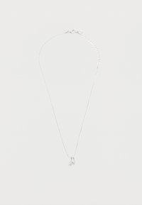 Ασημένιο κολιέ αλυσίδας με τρία διαδεδεμένα δαχτυλίδια, δύο απλά και ένα επενδυμένο με μικρούς κρυστάλλους, σε λευκό φόντο.