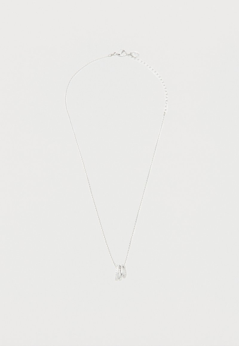 Ασημένιο κολιέ αλυσίδας με τρία διαδεδεμένα δαχτυλίδια, δύο απλά και ένα επενδυμένο με μικρούς κρυστάλλους, σε λευκό φόντο.