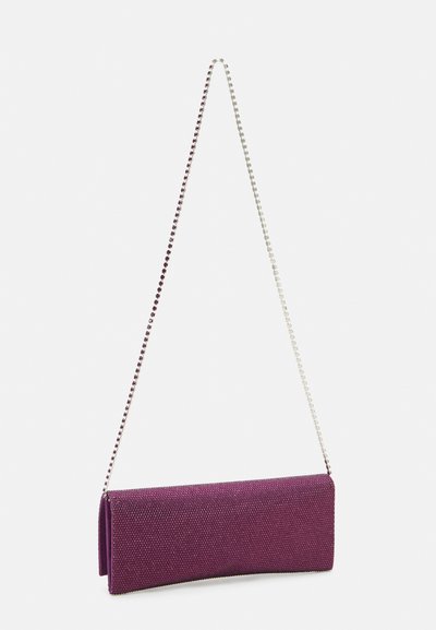 Borsa a pochette textured viola con un design piatto. Presenta una tracolla in argento e una chiusura ordinata, adatta per occasioni formali.
