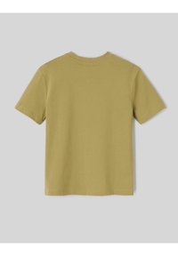 T-shirt en coton vert olive avec un col rond classique, des manches courtes et un ourlet droit, vu de dos. Texture lisse.