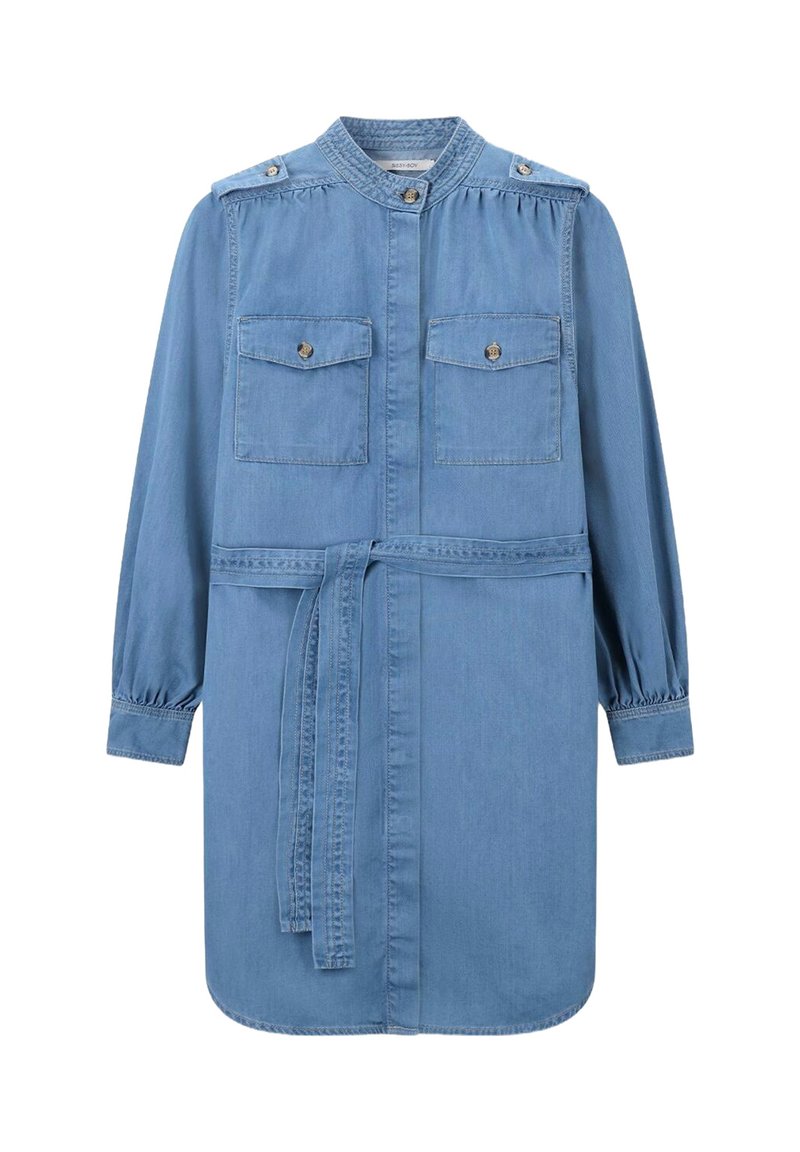 Robe chemise en denim bleu clair, avec un col montant, des manches ballon longues, deux poches à l'avant et une ceinture assortie à la taille.