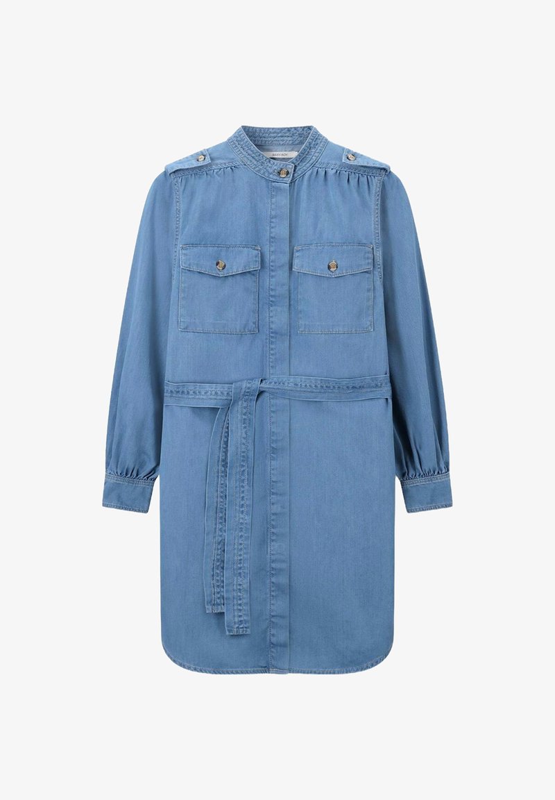 Robe chemise en denim bleu clair, avec un col montant, des manches ballon longues, deux poches à l'avant et une ceinture assortie à la taille.