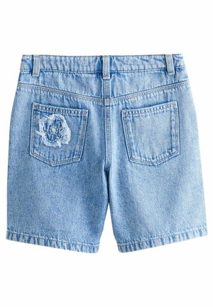 Shorts de mezclilla azul claro con un parche de flores deshilachado en el bolsillo trasero, con costuras estándar y dos bolsillos traseros.