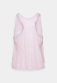 Vaaleanpunainen hihaton urheilupaita, jossa on urheilullinen selkädesign ja hienovarainen tekstuurivakio, esillä valkoisella taustalla.