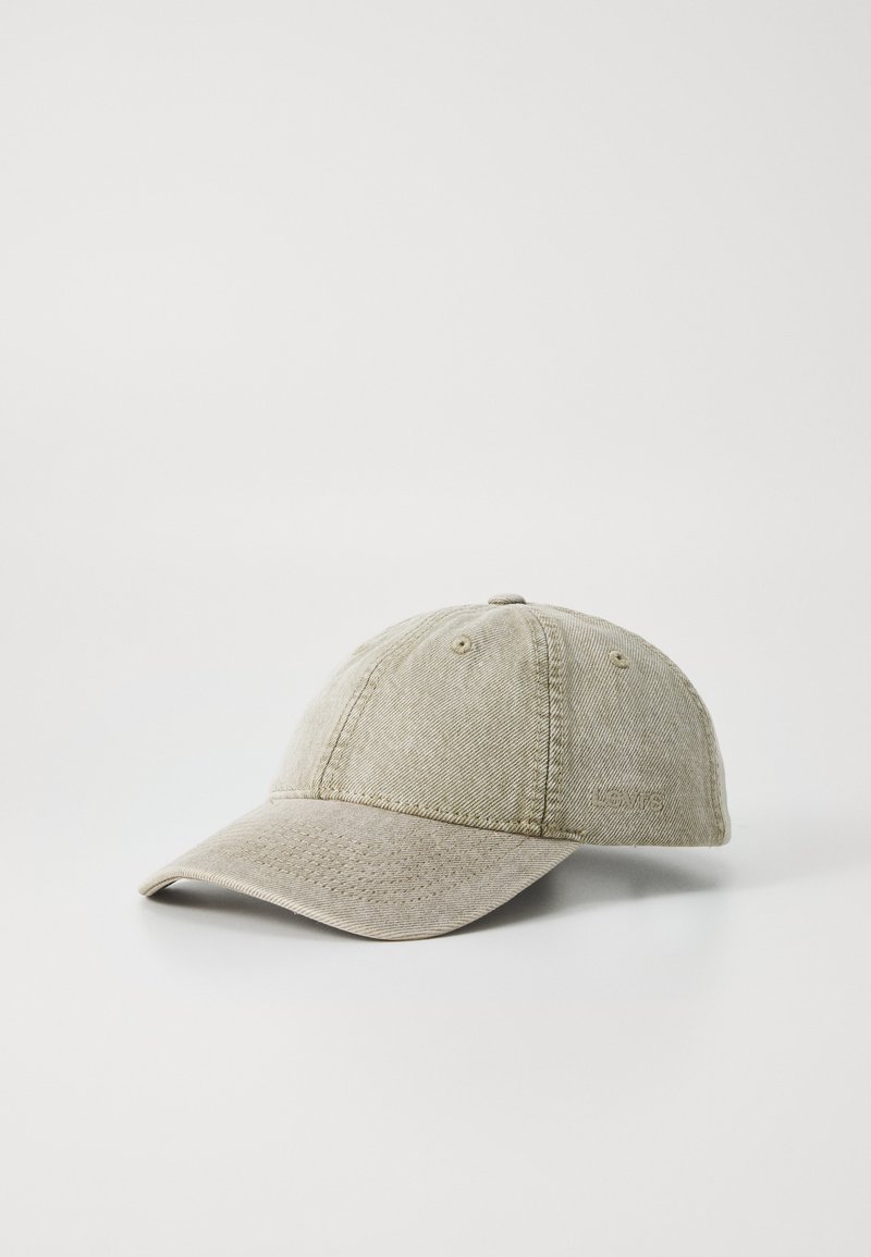 Cappello da baseball in cotone di un beige chiaro, con visiera curva, texture cucita e logo del brand sul lato. Cinghia regolabile sul retro.