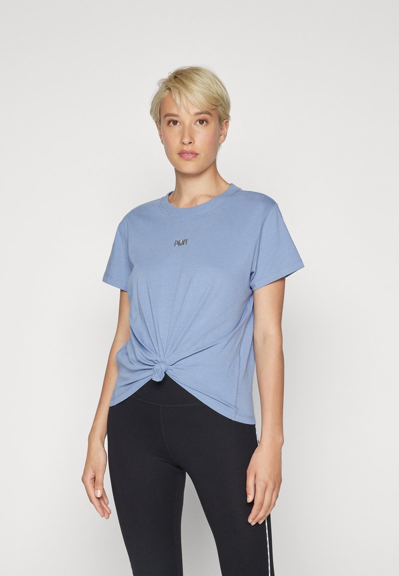 DKNY BUBBLE LOGO KNOT FRONT TEE - Trükipildiga T-särk - stonewash