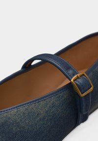 Μπλε τζιν παπούτσι Mary Jane με δερμάτινο λουράκι και αγκράφα σε χρυσό τόνο, με ταμπά εσωτερική σόλα.