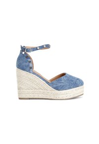 Sandali a zeppa in denim blu con cinturino alla caviglia, caratterizzati da borchie metalliche, una piattaforma in corda testurizzata e un design con punta arrotondata.