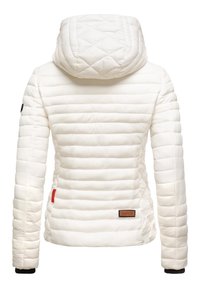 Veste matelassée blanche à capuche, avec coutures horizontales, taille cintrée et écussons de marque sur le bas du dos et la manche gauche.