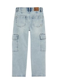 Heledad sinised teksapüksid paljude taskutega, sirge säärega ja nahast vöökohamärgiga. Ilmuvad õmblused detailidena.