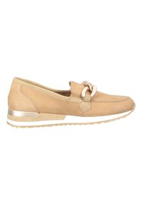 Mocassin beige avec détail chaîne métallique sur le dessus, petit talon avec accent métallique et semelle en caoutchouc blanche.