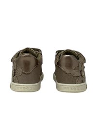 Sneakers per bambini marroni con una finitura testurizzata, dettagli floreali sui lati e suole bianche a contrasto. Presentano lacci e colli imbottiti.