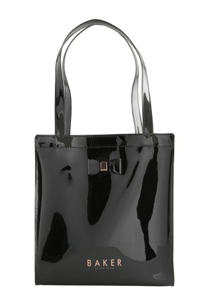 Schwarze Lackleder-Shopper-Tasche mit doppelten Griffen, einem kleinen Schleifendetail nahe dem oberen Rand und "BAKER by Ted Baker"-Logo in goldenen Lettern.