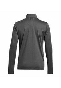 Langärmliges, anthrazitgraues Sportshirt mit hohem Kragen, glatter Textur und einem aufgedruckten Logo am Nacken. Keine sichtbaren Verschlüsse.