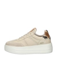 Basket beige avec une combinaison de cuir lisse et de suède. Présente un accent en imprimé serpent texturé au niveau du talon et une semelle plateforme.