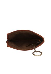 Portefeuille en cuir marron avec fermeture éclair, comportant un porte-clés attaché à l'intérieur, texture lisse et design simple. L'intérieur est en tissu foncé.