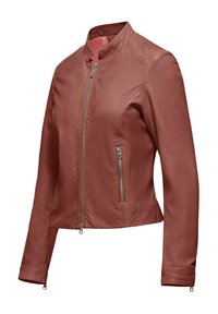 Giacca in pelle color rosa con colletto alto, zip frontale asimmetrica e due tasche laterali con zip. Texture liscia, design aderente.