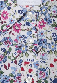 Biała bawełniana koszula z kwiatowym wzorem w odcieniach niebieskiego, różowego i zielonego, z klasycznym kołnierzykiem i białymi guzikami wzdłuż listwy.