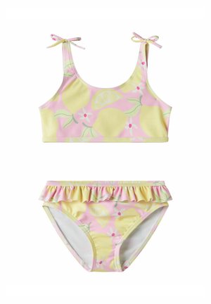Maillot de bain deux pièces pour enfants avec imprimé citrons roses et jaunes, bretelles nouées sur le haut, et détail à volants sur le bas du bikini.