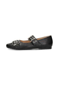 Zapato plano de cuero negro con punta afilada, que presenta dos grandes hebillas metálicas y un detalle de costura en la parte superior. Acabado suave.