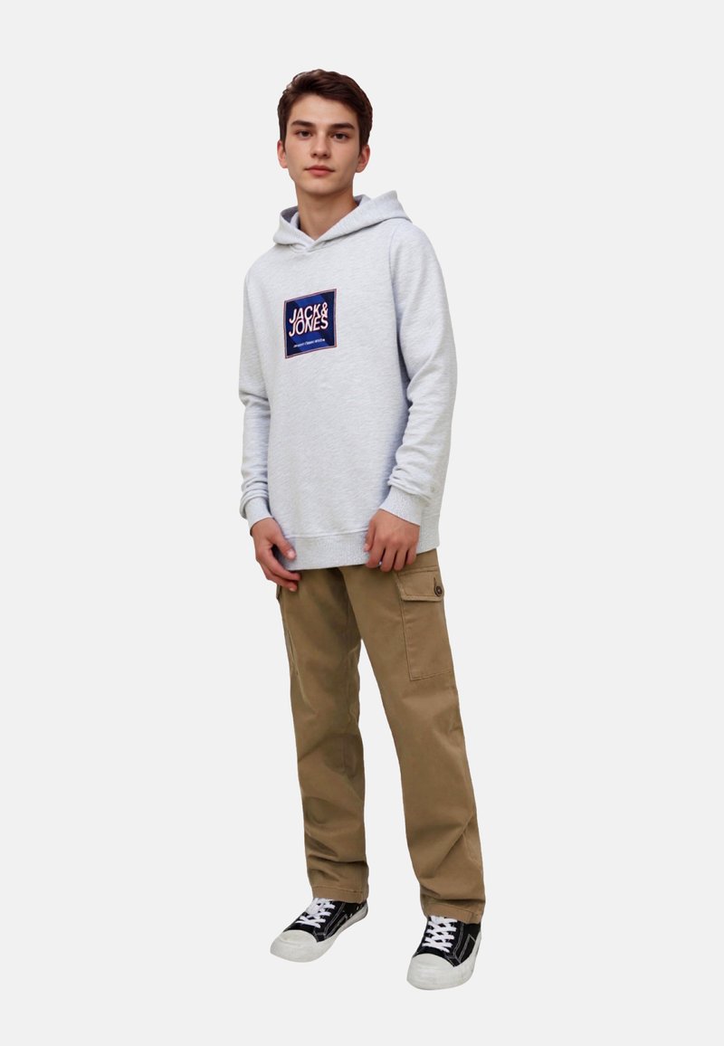 Grå hoodie med en logotyp på framsidan, beige cargo byxor och svarta sneakers. Avslappnad stil med luftig passform och mjuk textur.