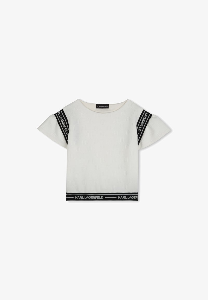 Haut blanc à manches courtes avec un motif texturé, finition de marque noire sur les manches et l'ourlet inférieur. Coupe décontractée, encolure ronde.