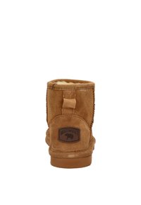 Bruine suède enkelboot met een zachte binnenvoering, ronde neus en een lus aan de achterkant van de hak. Heeft een rechthoekig logo op de achterkant.