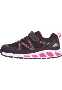 Schwarzer Sportschuh mit rosa Akzenten, Mesh-Obermaterial, verstellbarem Riemen und gepolsterter Sohle mit rosa Highlights und strukturiertem Gummi-Grip.