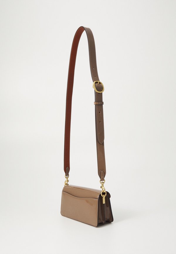 PATENT SIGNATURE LEATHER TABBY SHOULDER BAG 20 - Handbag - dark stone3