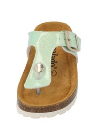 Minzgrüner Flip-Flop-Sandale mit glänzender Oberfläche, verstellbarem silbernen Schnallenverschluss und braunem Korkfußbett; verfügt über eine strukturierten Innensohle.