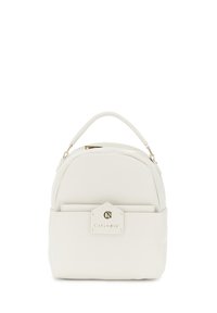 Bílý batoh z imitace kůže zaobleného tvaru, s horním držadlem a přední kapsou. Obsahuje zlaté kování a akcent s logem na přední straně.